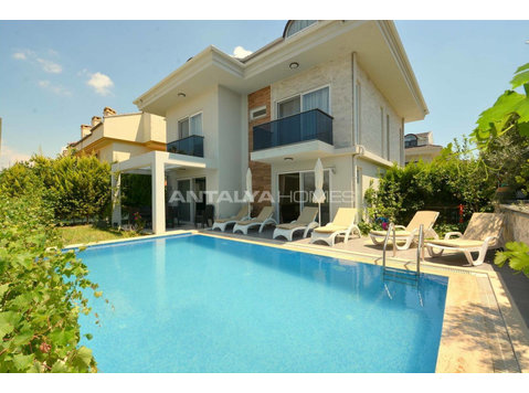 Detached Villa Within Walking Distance of the Beach in… - Bolig