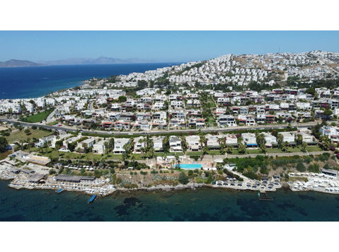 Detached Villa in Seafront Complex with Private Beach in… - Housing