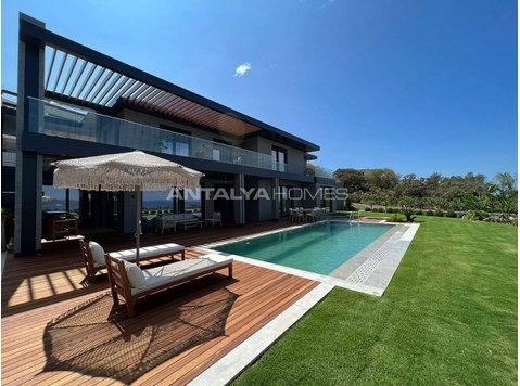 Detached Villas in Bodrum with Private Pier and Beach - Housing