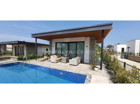 Detached Villas with Private Gardens in Mugla Bodrum - Housing
