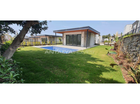 Detached Villas with Private Gardens in Mugla Bodrum - Housing