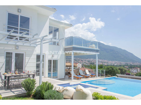 Furnished Detached House with 4 Bedrooms in Fethiye Ovacik - Bolig