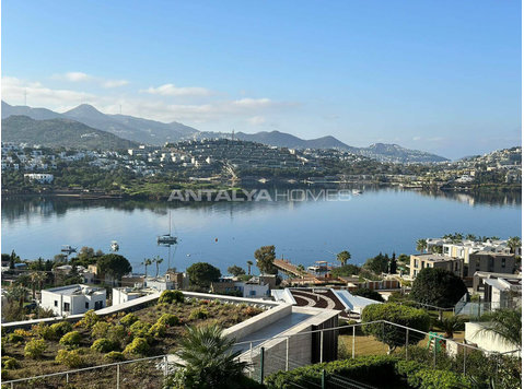 Furnished Villa with Sea View and Private Beach in Bodrum - Housing