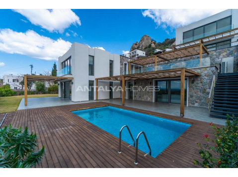Luxury Pool Villas Close to the Center and Marina in Bodrum - Housing