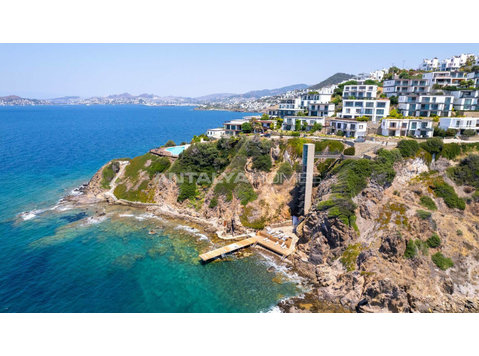 Sea View Apartments in a Seafront Complex in Bodrum - Сместување