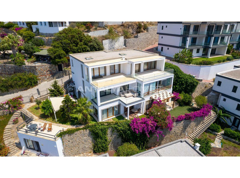 Sea View Apartments in a Seafront Complex in Bodrum - Сместување