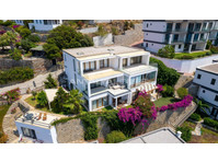 Sea View Apartments in a Seafront Complex in Bodrum - Lakás