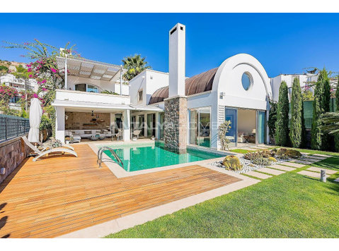 Seafront Detached Villa with Private Pier in Bodrum Gundogan - Logement