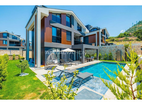 Ultra Luxurious Spacious Villas with Sea View in Ovacik… - Asuminen