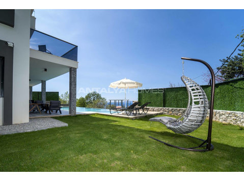 Uninterrupted Sea View Villa with 4 Bedrooms in Mugla… - דיור
