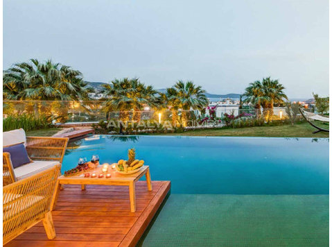 Well Located Triplex Villas with a Private Pool in Bodrum - Tempat tinggal