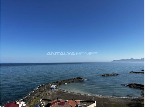 Whole Building for Sale Near the Beach in Trabzon Besikduzu - Смештај
