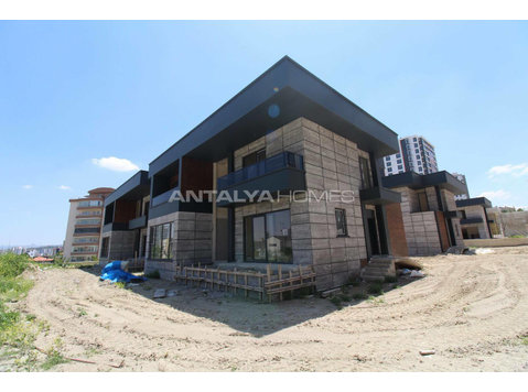 4-Bedroom Chic Villas in the Prestigious Location of Ankara - ハウジング