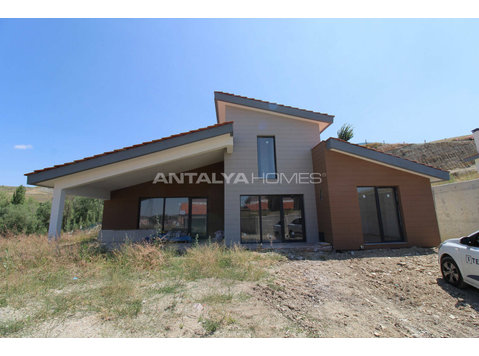 Affordable Villas in a Secure Complex in Ankara Bala - ハウジング
