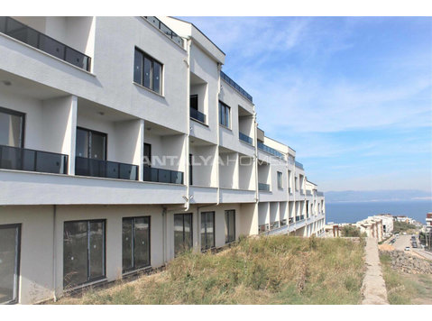 Bursa Real Estate in a Luxurious Complex with Swimming Pool - Housing