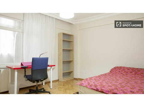 Bedroom 1 with Queen-size Bed and Balcony - השכרה