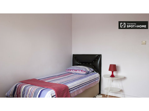 1 quarto com cama de casal e varanda - Aluguel
