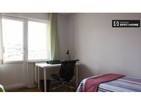 1 Schlafzimmer mit Doppelbett und Balkon - Zu Vermieten