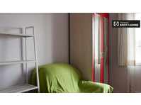 1 dormitorio con cama de matrimonio y balcón - Alquiler