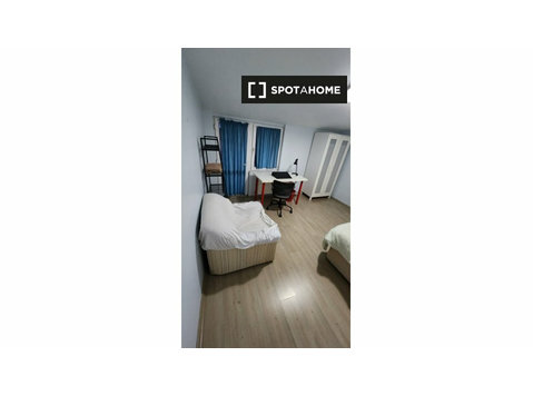 1 dormitorio con cama individual y balcón - Alquiler