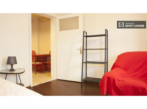 1 quarto com cama de solteiro e varanda - Aluguel