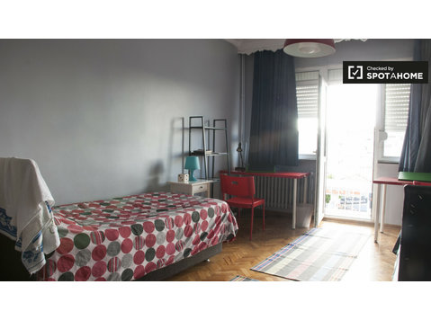 Schlafzimmer 2 - ein WG-Zimmer mit 2 Einzelbetten für r - Zu Vermieten