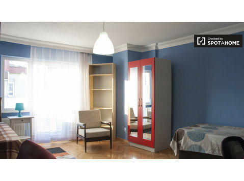 Bedroom 5 with twin beds and balcony - الإيجار