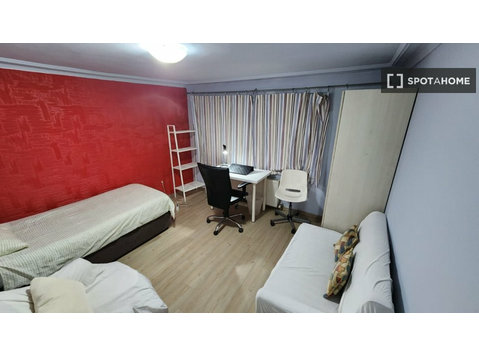 Bedroom  with Single Bed - For Rent