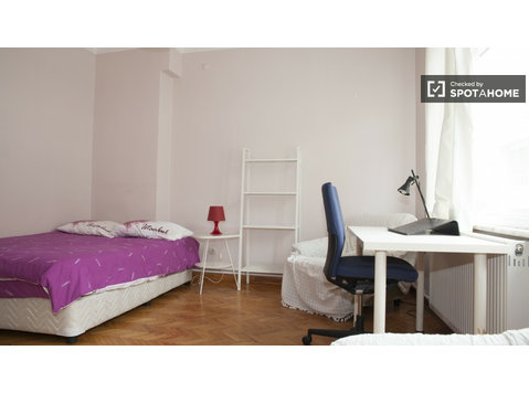 Schlafzimmer mit Queensize-Bett in einem Mehrbettzimmer - Zu Vermieten