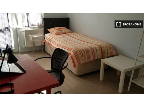 Bedroom  with single bed - For Rent