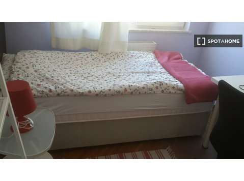 Quarto com cama de solteiro - Aluguel