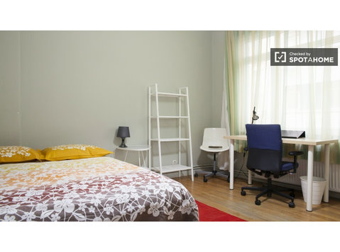 Double bed in shared bedroom (Bedroom 3) - השכרה