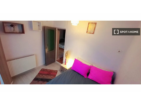 Pokój do wynajęcia w 3-pokojowym mieszkaniu w Stambule - Do wynajęcia