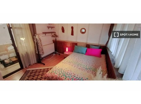 Pokój do wynajęcia w 3-pokojowym mieszkaniu w Stambule - Do wynajęcia