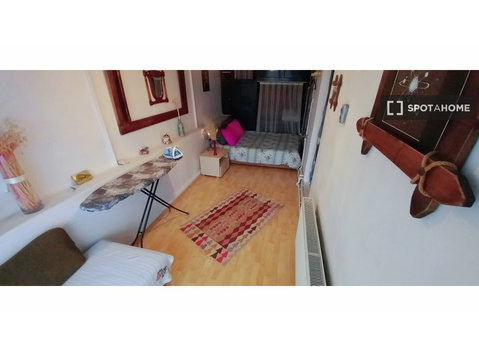 Room for rent in 3-bedroom apartment in Istanbul - Vuokralle