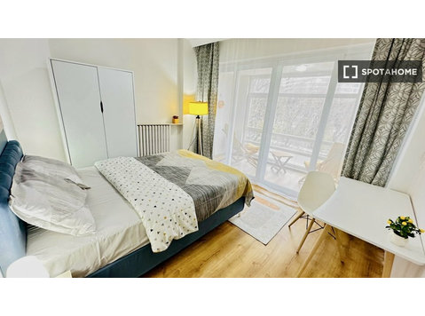 Stanza in affitto in appartamento con 6 camere da letto a… - In Affitto