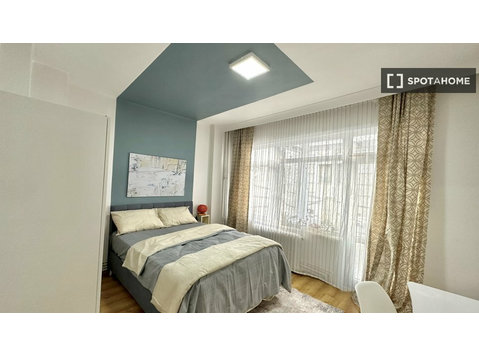 Room for rent in 6-bedroom apartment in Ottakring, Istanbul - Na prenájom