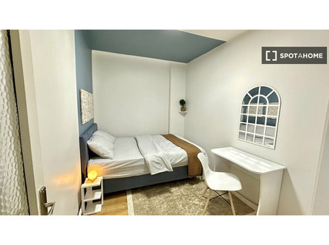 Chambre à louer dans un appartement de 6 chambres à… - À louer
