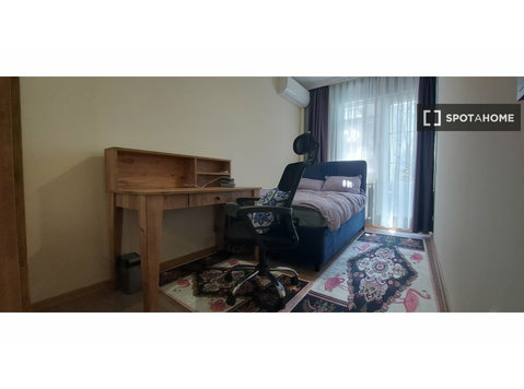 Zimmer zu vermieten in einer 3-Zimmer-Wohnung in Istanbul - Zu Vermieten