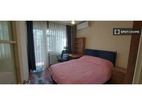 Chambre à louer dans un appartement de 3 chambres à Istanbul - À louer