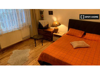 Stanze in affitto in appartamento con 2 camere da letto a… - In Affitto