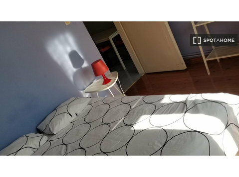 Zimmer zu vermieten in 4-Zimmer-Wohnung Sisli, Istanbul - Zu Vermieten