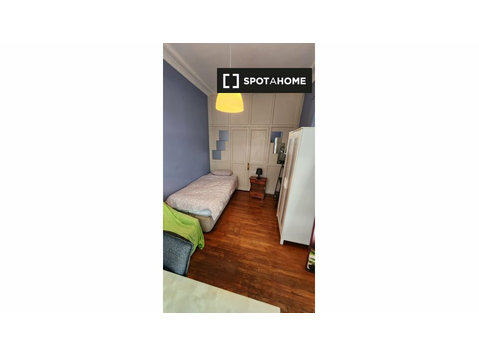 Single Bed in shared bedroom in Istanbul - Izīrē