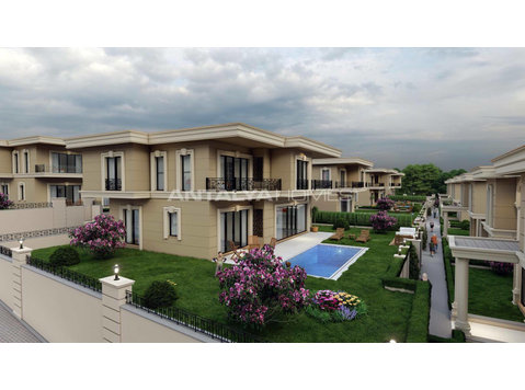 Chic Villas in a Complex Close to the Sea in Istanbul - Immobilien