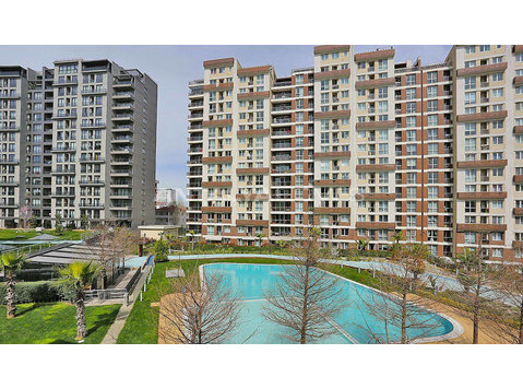 Contemporary Apartments Close to Amenities in Istanbul - Residência