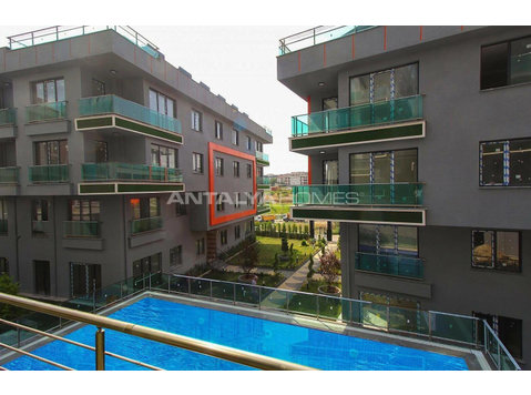 Family Concept Real Estate with Pool in Beylikduzu Istanbul - Housing