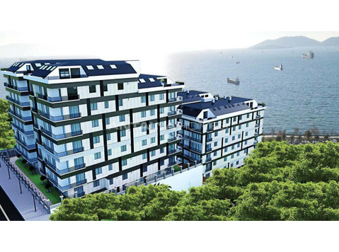 Flats with Islands View in a Seafront Complex in Istanbul - Смештај