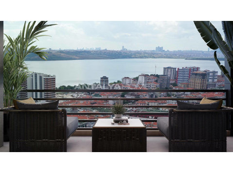 Lake View Properties in a Complex with Pool in Istanbul - ハウジング