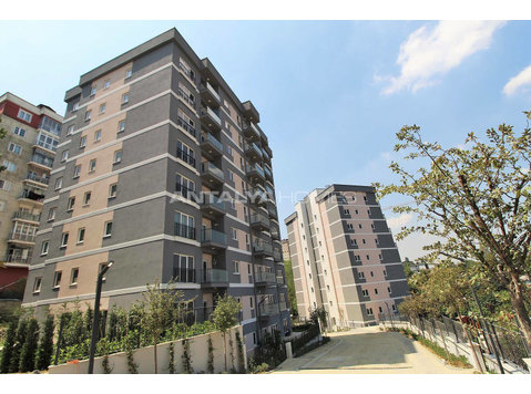 Modern Apartments in an Extensive Complex in Istanbul - דיור