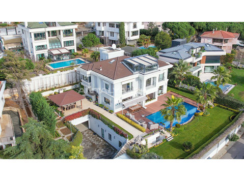 Sea View House with 4 Floors and Lift in Istanbul Kartal - Housing